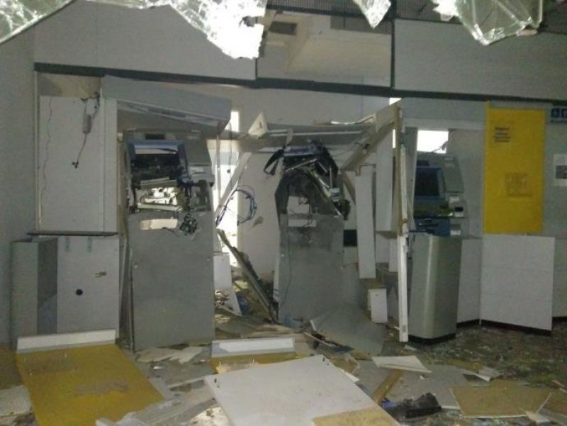 rs-criminosos-explodem-agencia-bancaria-e-fazem-moradores-como-escudo-humano-1