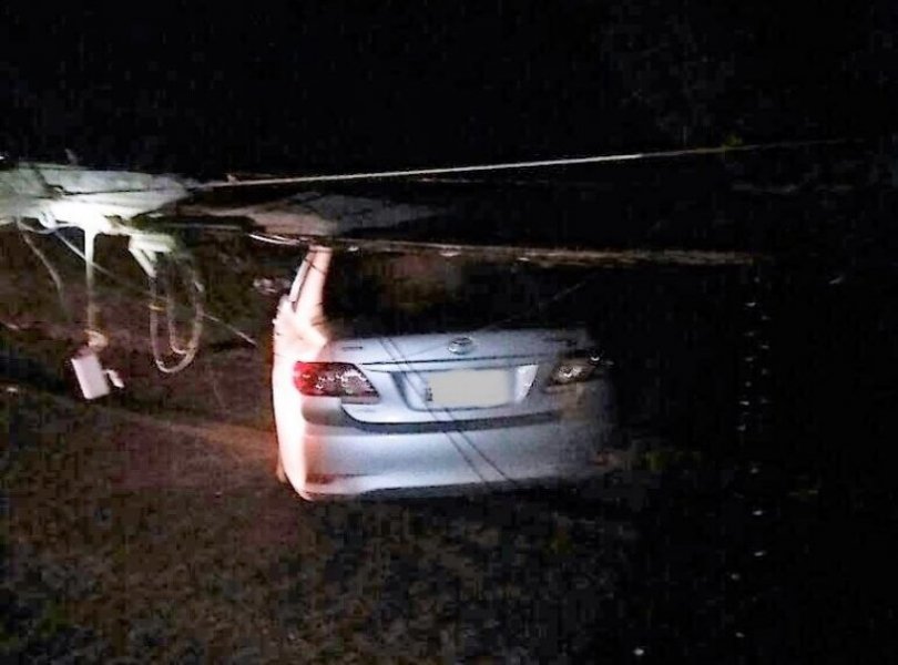 braco-do-norte-carro-atinge-poste-apos-saida-de-pista-na-sc-370-1