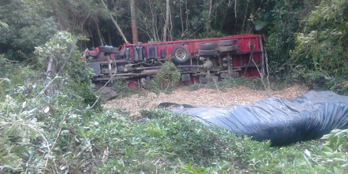 caminhao-cai-e-motorista-fica-mais-de-14h-no-local-ate-ser-encontrado-1