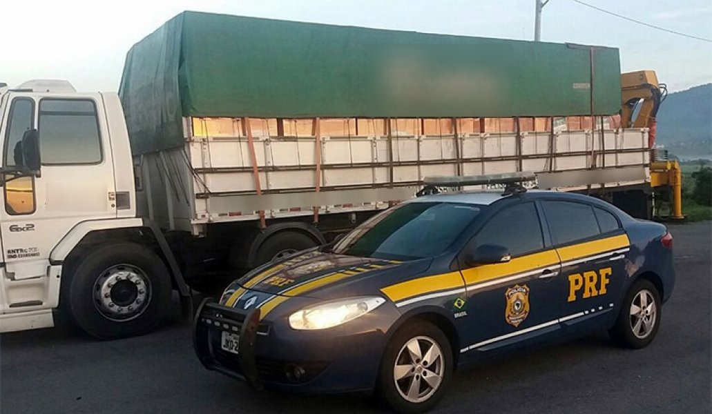 caminhao-com-tijolos-e-flagrado-com-quase-7-toneladas-de-excesso-na-br-101-em-tubarao-1