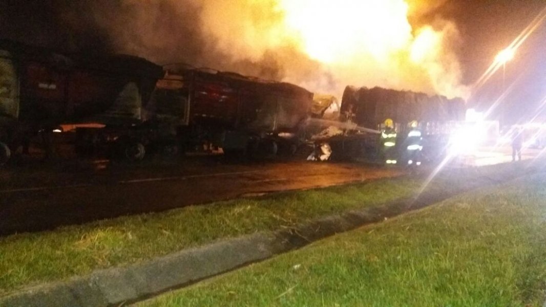 carretas-pegam-fogo-apos-acidente-na-br-101-em-balneario-camboriu-1