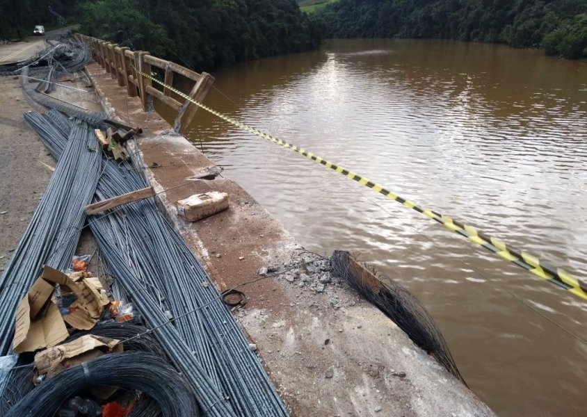 chapeco-bombeiros-fazem-buscas-apos-queda-de-caminhao-no-rio-irani-1