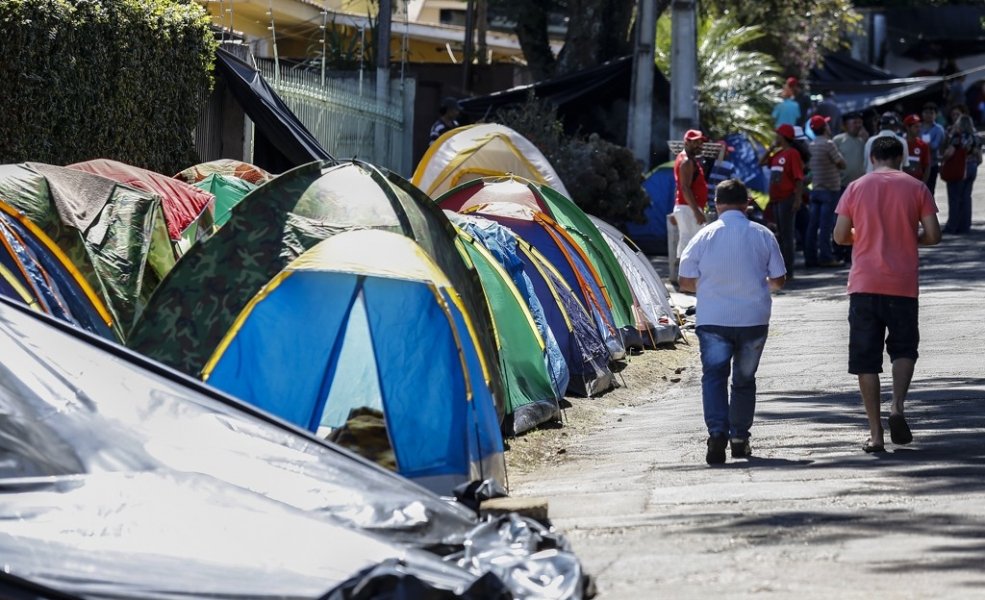 curitiba-manifestantes-pro-lula-aceitam-mudar-acampamento-da-pf-1