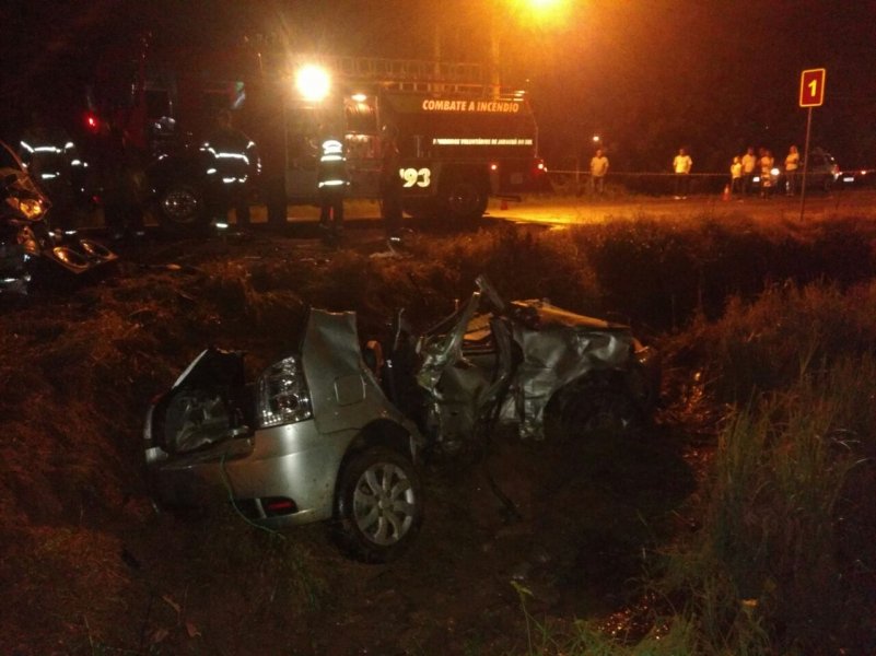 em-jaragua-do-sul-carro-vai-parar-em-arrozeira-depois-de-colisao-e-fica-destruido-0