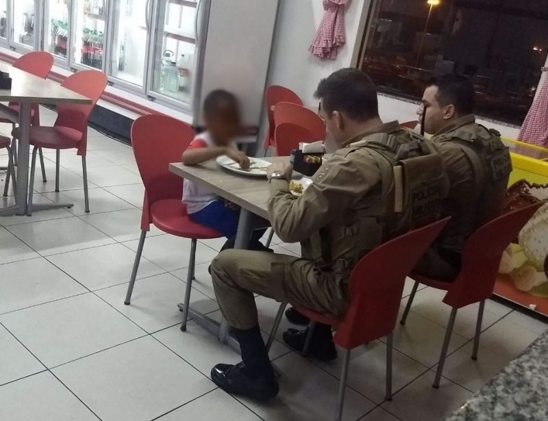 herval-do-oeste-foto-de-pms-jantando-com-uma-crianca-viraliza-na-internet-1