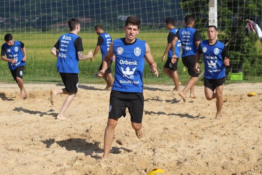 Jogadores treinaram em ritmo forte neste início de semana. Exercícios praticados na areia ajudam a fortalecer a musculatura e cria resistência. Time ocupa a 16ª posição na tabela de classificação, uma vitória na noite de hoje pode fazer com que equipe pule para a décima colocação, mas depende de outros resultados. Além do Tubarão, mais cinco agremiações de Santa Catarina disputam a Liga Nacional: Joinville, Jaraguá, Blumenau, São José e Joaçaba