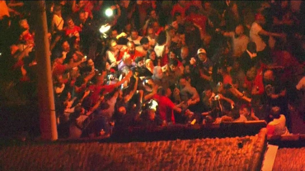 lula-se-entrega-a-policia-federal-1