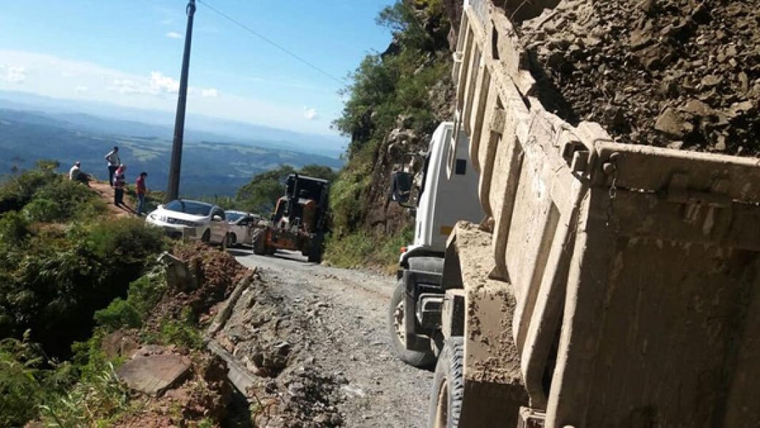 prefeituras-se-unem-e-fazem-melhorias-na-estrada-da-serra-do-corvo-branco-1