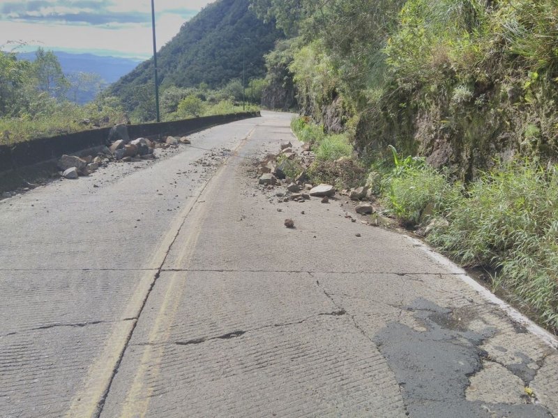 rochas-sao-retiradas-da-pista-na-serra-do-rio-do-rastro-1