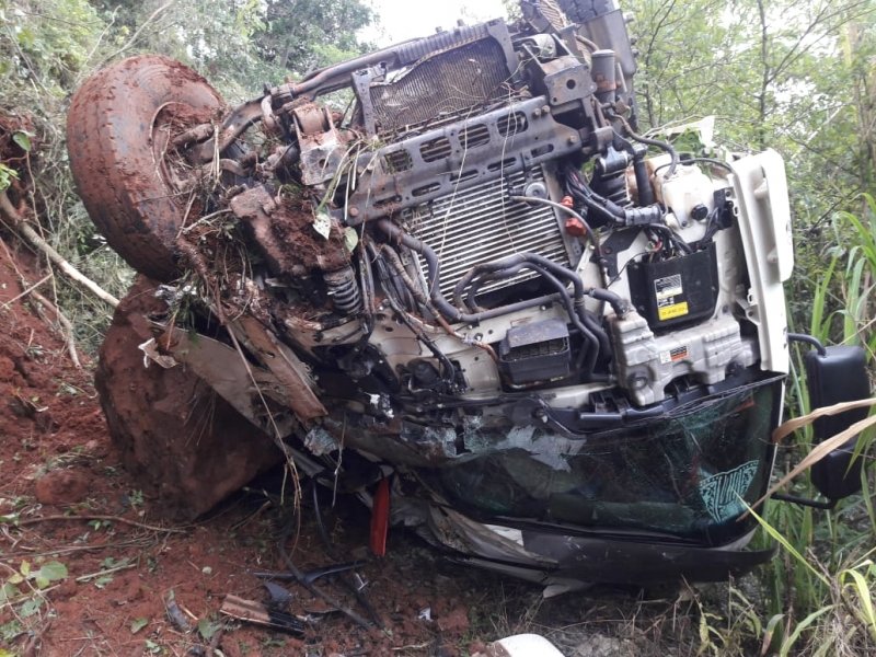 seara-motorista-perde-controle-do-caminhao-e-pula-da-cabine-1