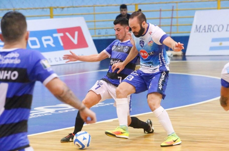 tubarao-futsal-segue-invicto-no-estadual-mas-perde-na-liga-nacional-1 Jedi defendendo ataque do Foz Cataratas, pela Liga Nacional - Foto: Nilton Rolin/Divulgação/Notisul