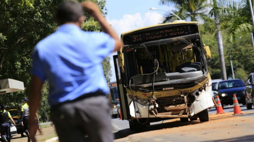 acidente-entre-dois-onibus-deixa-mais-de-30-feridos-em-brasilia-1