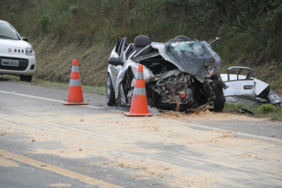 acidente-na-br-282-envolvendo-tres-carros-mata-duas-pessoas-1