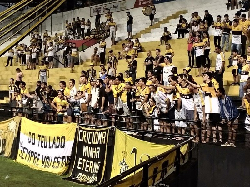 apos-quarta-derrota-seguida-na-serie-b-torcedores-do-criciuma-fazem-protestos-e-picham-muro-do-estadio-1