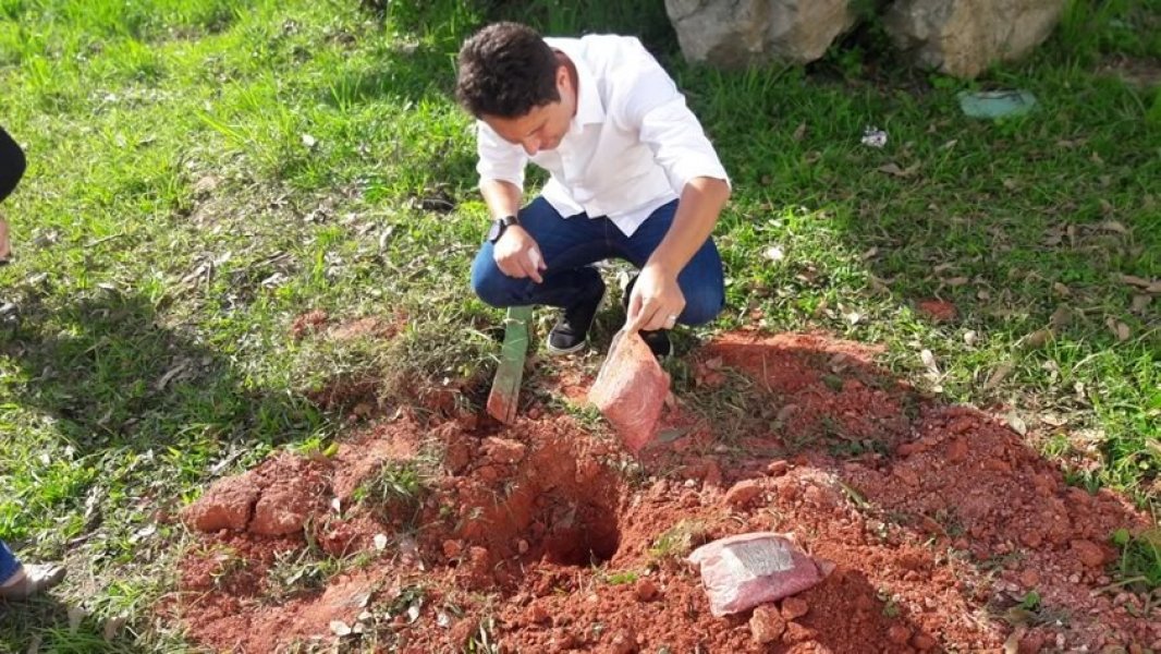 camboriu-carne-estragada-e-enterrada-em-patio-de-escola-1