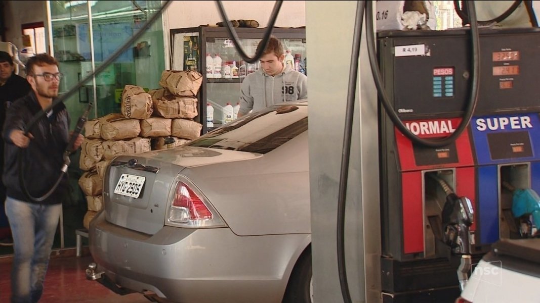 catarinenses-vao-ate-a-argentina-para-abastecer-carros-1