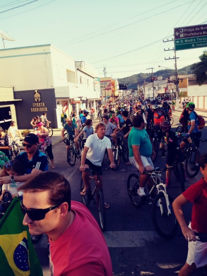 ciclistas-se-reunem-a-manifestantes-em-sao-lugdero-1