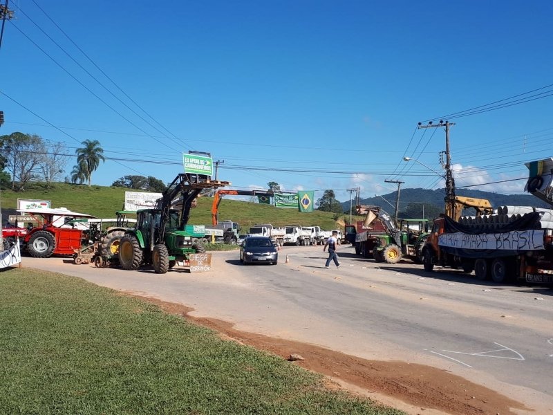 distribuidoras-de-combustiveis-de-sc-estao-bloqueadas-por-caminhoneiros-segundo-sindipetro-1
