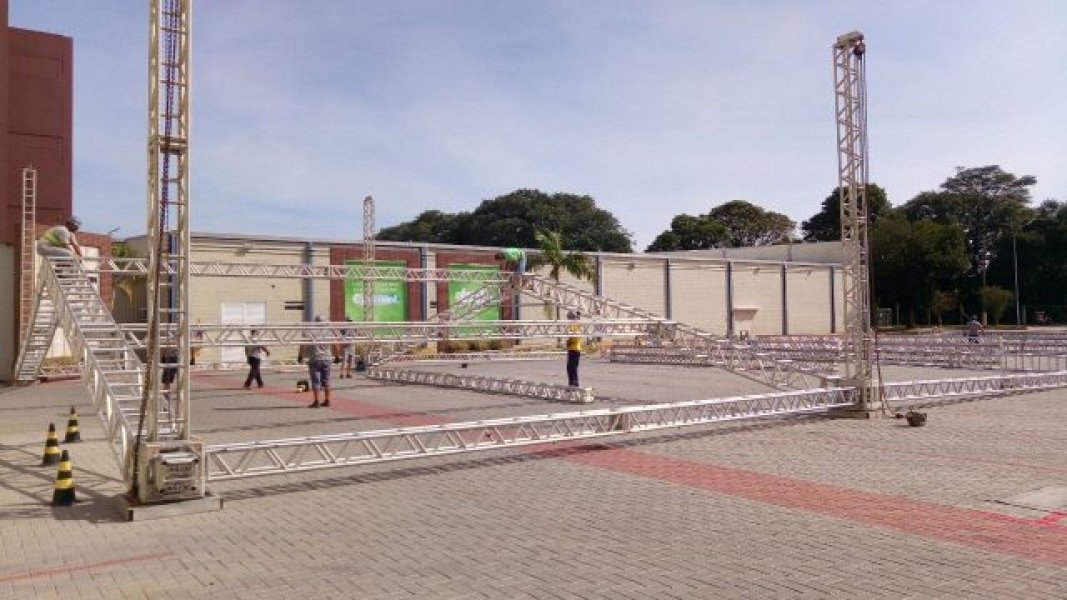 estrutura-para-7a-casapronta-tubarao-comeca-a-ser-montada-1