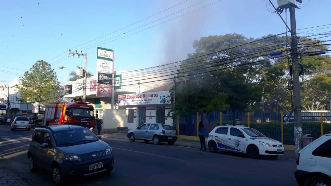incendio-no-bairro-oficinas-mobiliza-bombeiros-de-tubarao-e-capivari-1