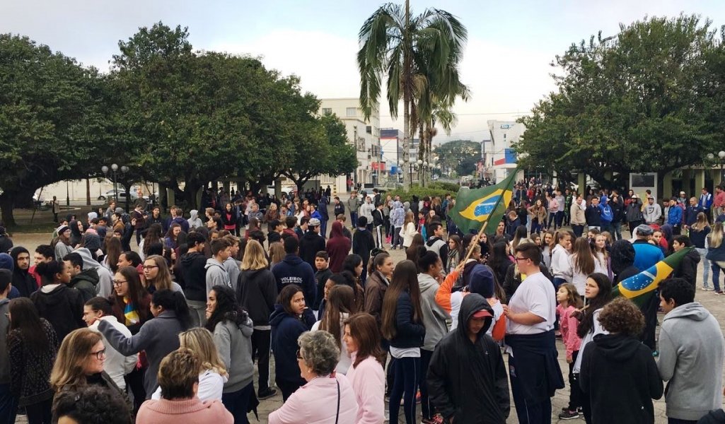 populacao-vai-as-ruas-de-braco-do-norte-em-apoio-a-manifestacao-dos-caminhoneiros-1