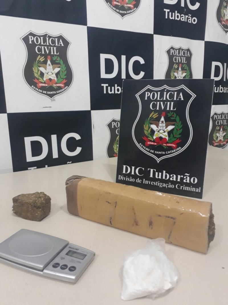 quase-1-kg-de-maconha-e-apreendido-em-tubarao-0 Equipe da DIC cumpriu o mandado de busca e apreensão na casa do suspeito de tráfico e apreendeu, além da maconha, mais 53 gramas de cocaína - Foto: Divulgação/Notisul