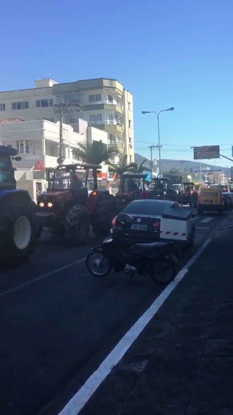 tratoristas-de-bn-seguem-com-a-manifestacao-em-favor-dos-caminhoneiros-1