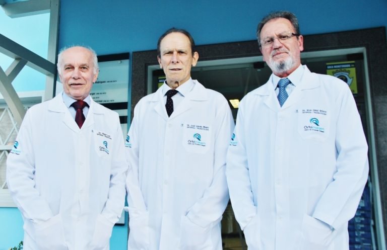 Dr. Vilmar Loch (E), Dr. José Adonis Ribeiro (D) e Dr. Ilton Ghisi Bristot administraram a Ortoimagem, em Tubarão - Foto: Rafael Andrade/Notisul