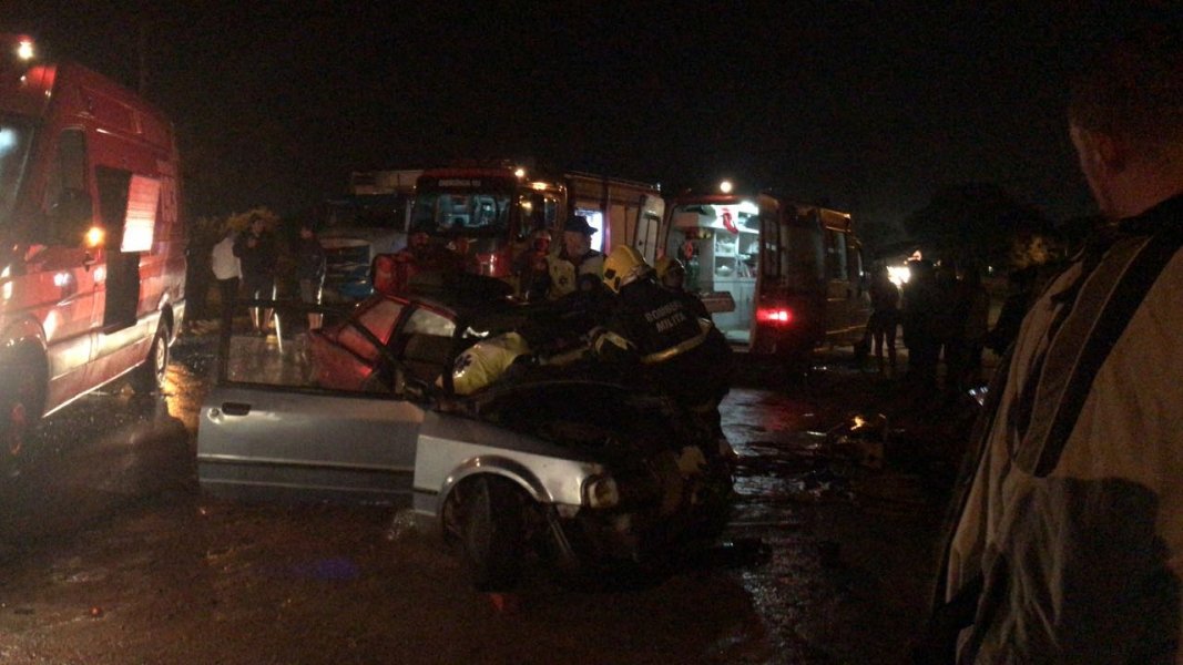 acidente-entre-caminhoes-e-carro-deixa-motorista-preso-as-ferragens-1