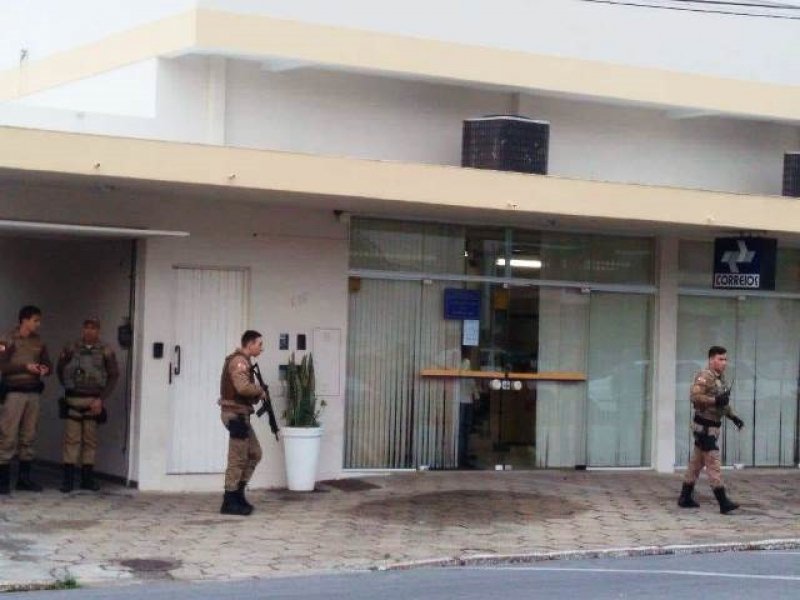 bandidos-tentam-assaltar-agencia-dos-correios-em-imbituba-0
