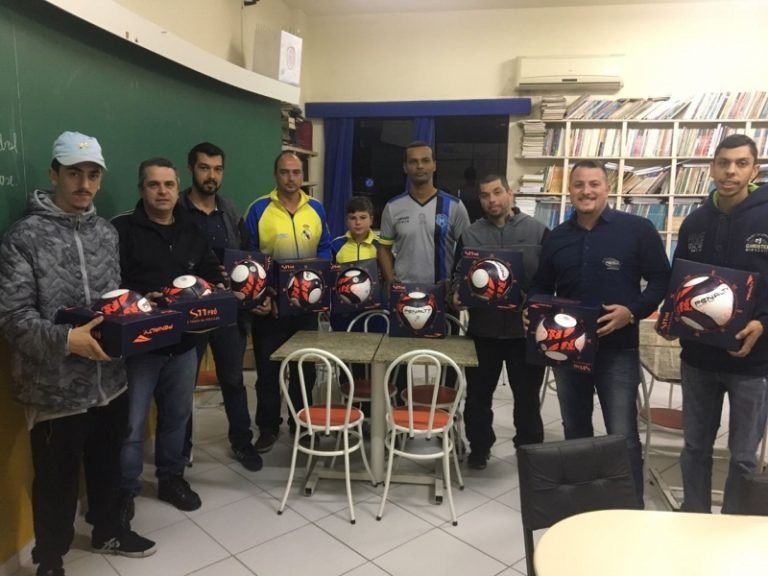 Clubes amadores de Tubarão ganham bolas novas