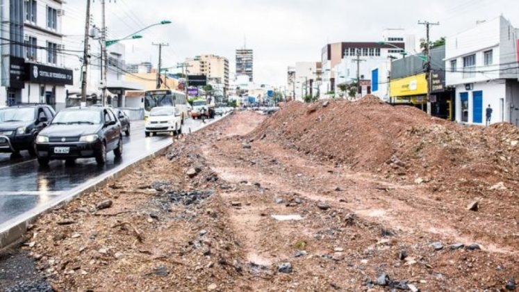 Canteiros abandonados ficam em avenidas importantes da regi&atilde;o metropolitana de Cuiab&aacute;.