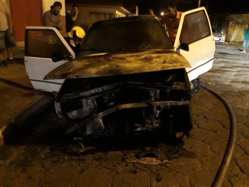 corpo-de-bombeiros-de-laguna-atende-incendio-em-veiculo-1