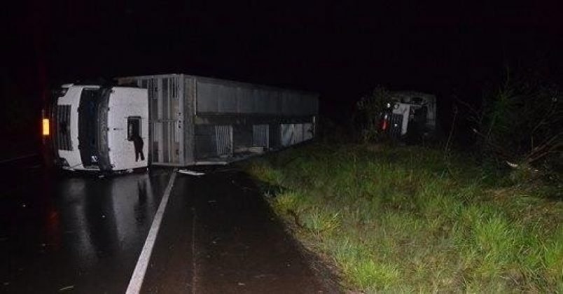 Caminh&otilde;es tombaram &agrave;s margens da rodovia devido ao forte vento | Foto: R&aacute;dio Ac&uacute;stica FM 91.9 / CP