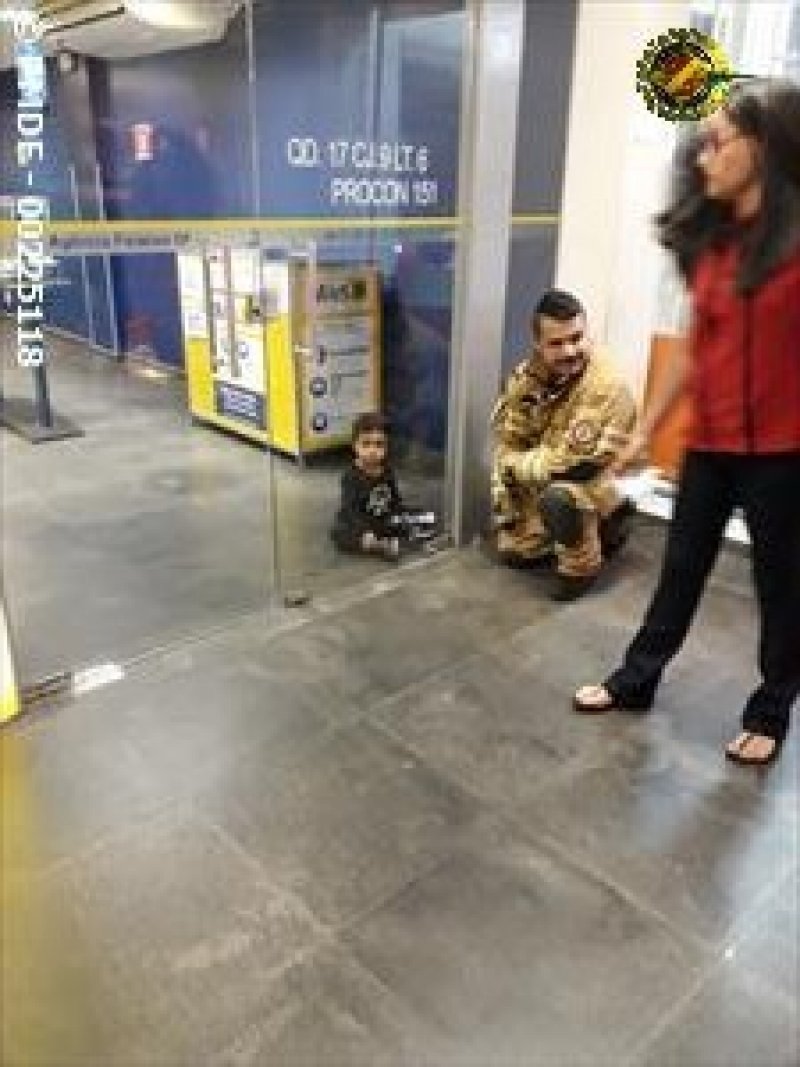 df-menino-de-3-anos-fica-preso-em-agencia-bancaria-0