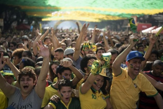 Torcedores se re&uacute;nem para acompanhar o jogo Brasil x Costa Rica no Alzir&atilde;o, na Barra da Tijuca, no Rio de Janeiro - Photo Folhapress