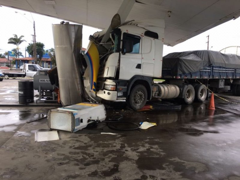 icara-carreta-desgovernada-invade-posto-de-combustivel-1