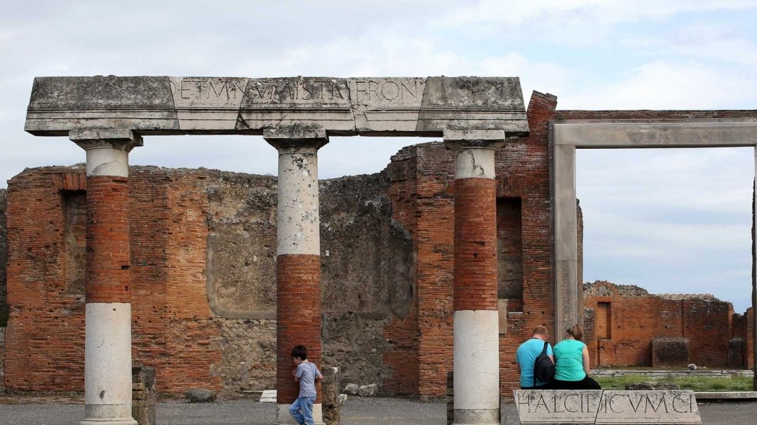 turista-cai-e-derruba-coluna-em-sitio-arqueologico-de-pompeia-1