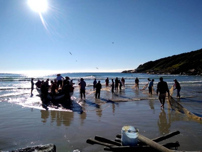 uniao-entre-surfistas-e-pescadores-no-sul-de-sc-marca-temporada-da-tainha-1