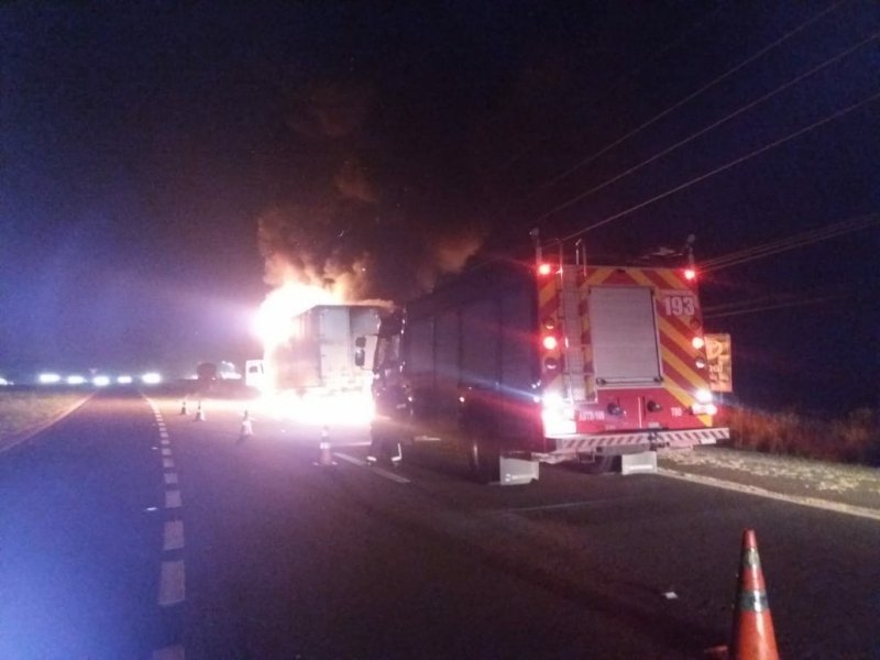 caminhao-e-destruido-em-incendio-na-br-101-em-tubarao-1