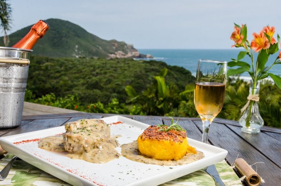 del-vino-praia-do-rosa-alia-gastronomia-e-vinhos-para-atrair-visitantes-1