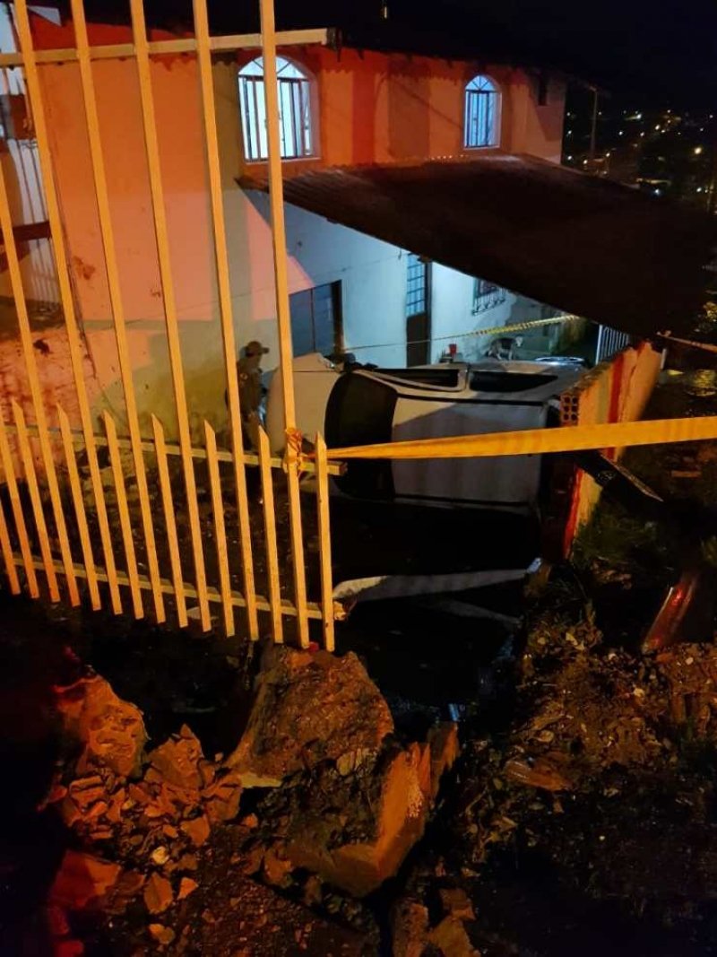 lages-motorista-perde-controle-de-carro-e-invade-casa-1