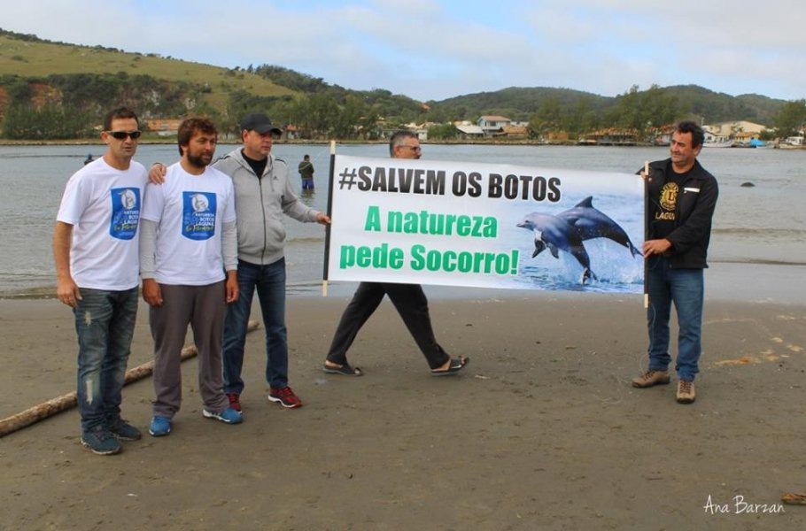 manifestantes-realizam-ato-publico-em-defesa-dos-botos-de-laguna-1 Foto: Ana Barzan/Divulgação/Portal Notisul