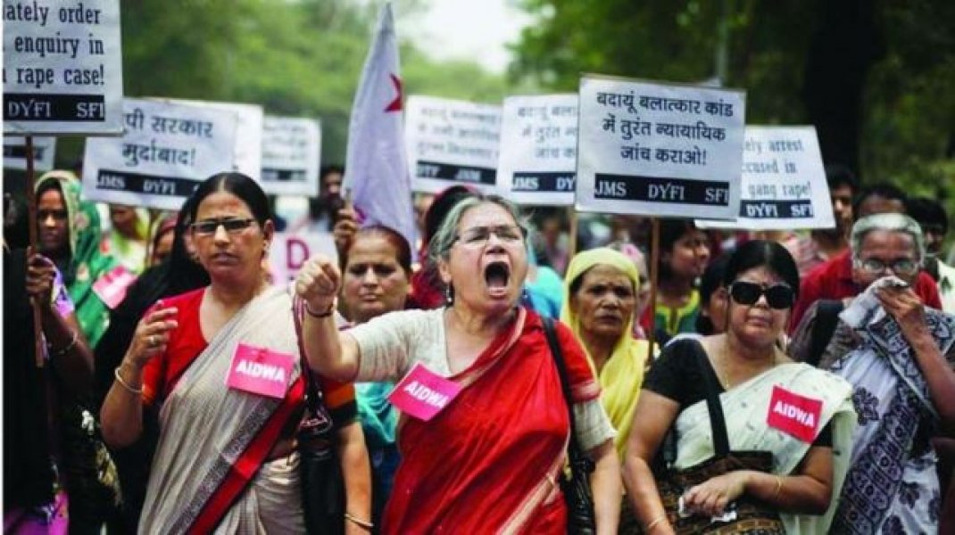 menina-de-12-anos-e-estuprada-por-22-homens-durante-sete-meses-na-india-1 Protestos contra casos de estupro na Índia (Abhishek N. Chinnappa/Reuters)