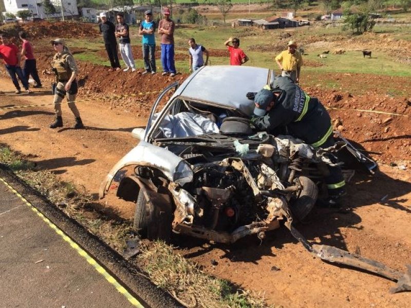 motorista-morre-apos-colisao-frontal-entre-automovel-e-cacamba-1