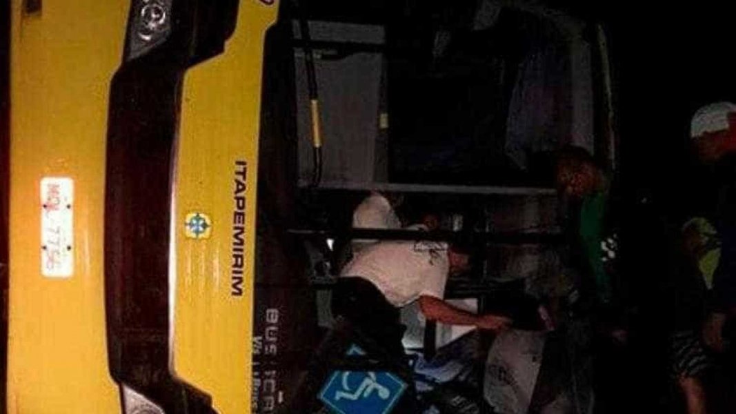 passageiro-surta-dentro-de-onibus-ataca-motorista-e-causa-grave-acidente-1