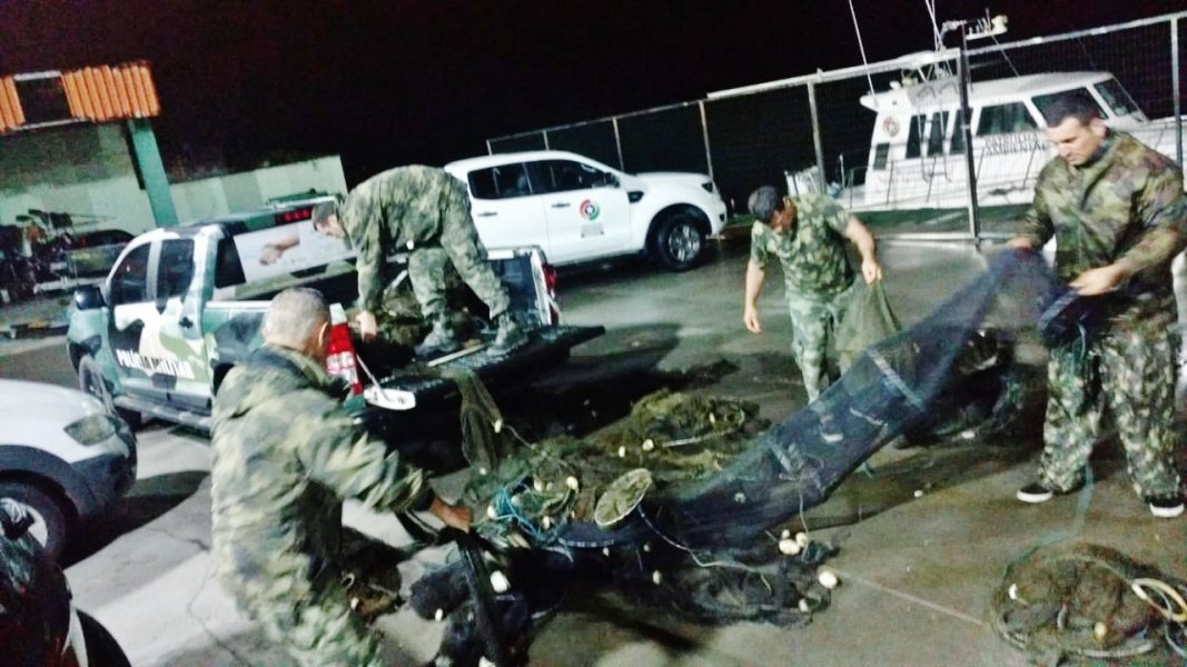 policia-militar-ambiental-apreende-material-de-pesca-em-jaguaruna-1