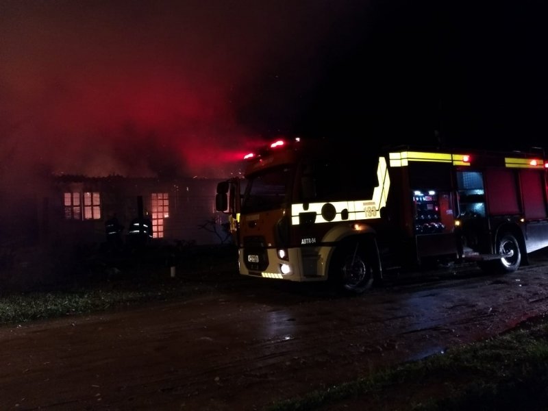 residencia-e-destruida-por-incendio-no-bairro-portinho-em-laguna-1