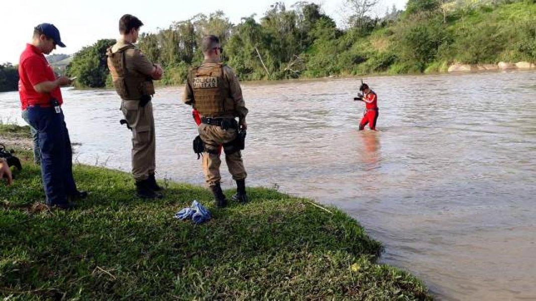 sao-ludgero-bombeiros-retomam-as-buscas-pelas-duas-criancas-desaparecidas-em-rio-1 Fabiano Joaquim/Repórter Sul