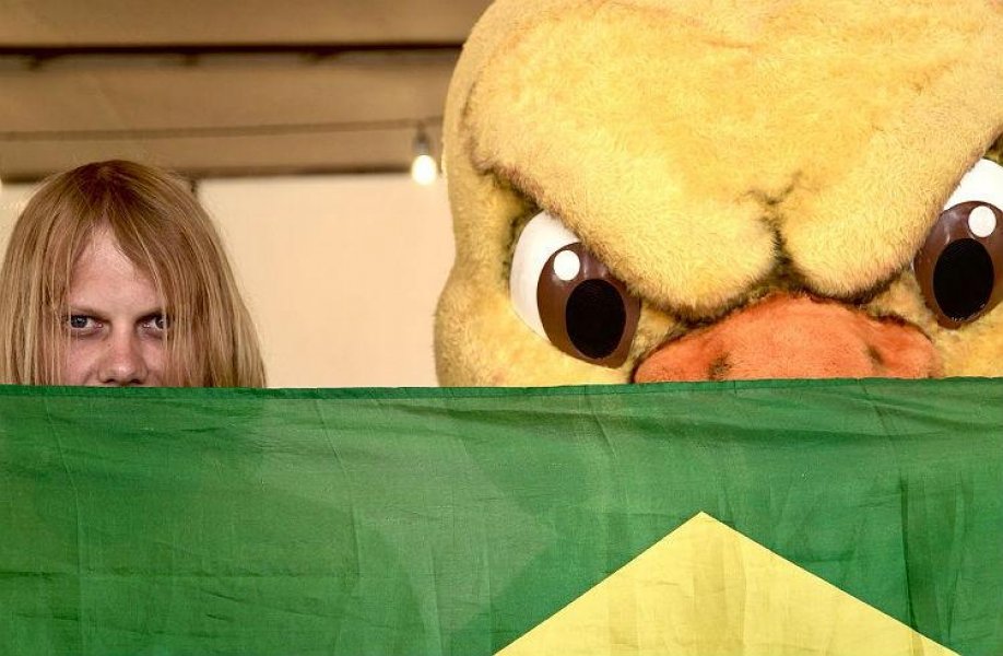 torcedor-russo-que-virou-meme-posa-com-canarinho-pistola-antes-de-jogo-do-brasil-1
